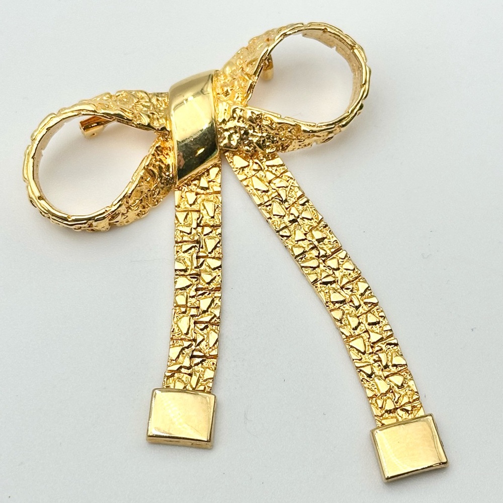 Vintage Gold Tone Articulated Textured Bow Brooch Pin Nugget